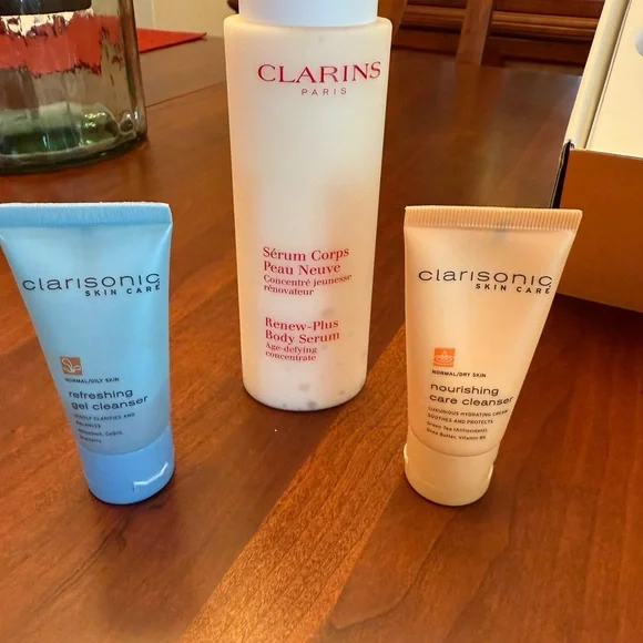 NIB Clarasonic Mia 2 With Extra Brush Heads and Cleansers - Picture 5 of 12